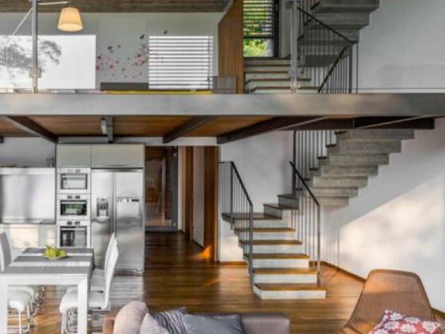 Антресольный этаж с консольной лестницей в Москве, Москва Антресольный этаж с консольной лестницей в Москве, Москва